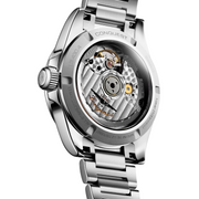 Cassa tonda in acciaio inossidabile da 34 mm con vetro zaffiro antigraffio multistrato e fondello avvitato trasparente del Longines Conquest